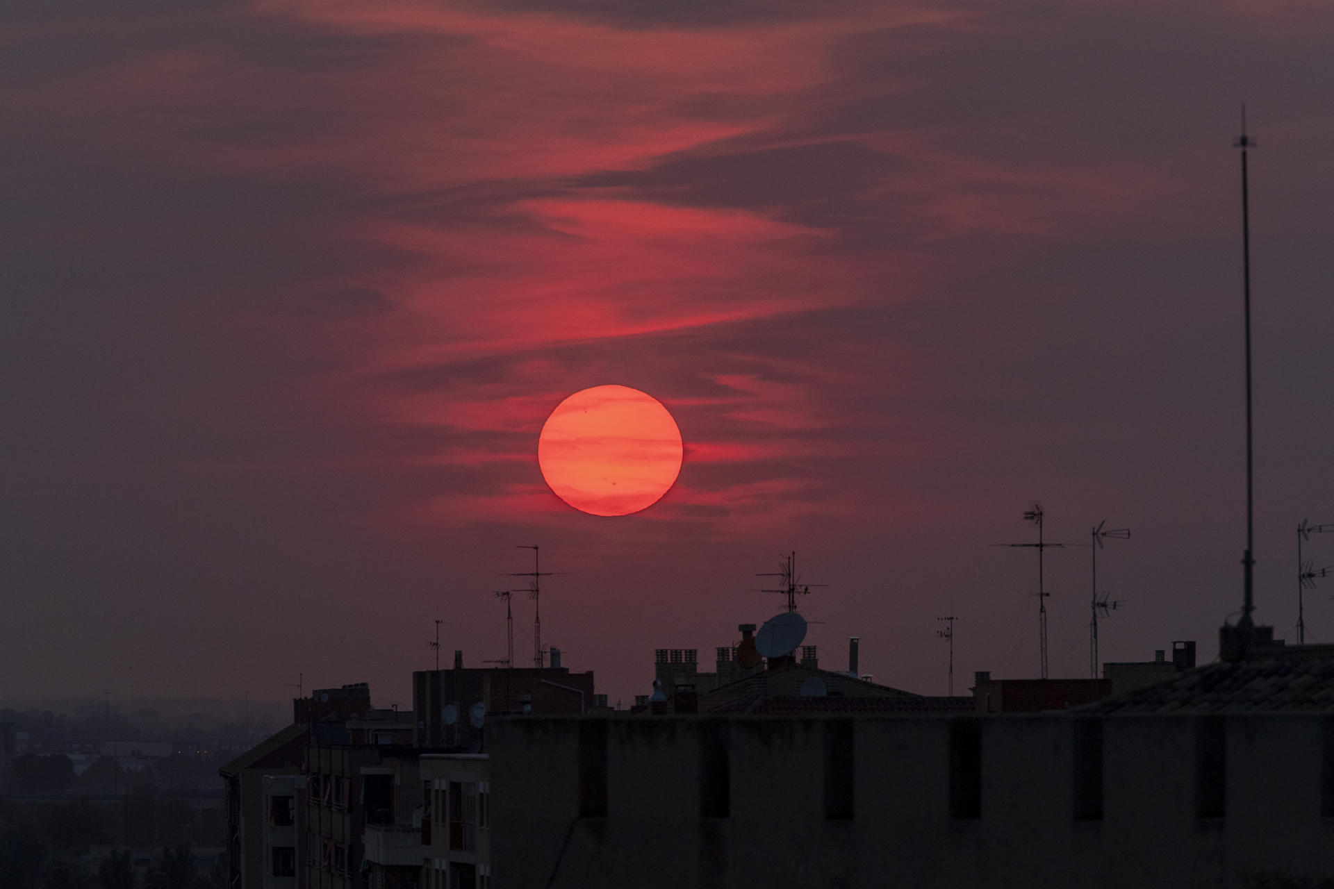 el sol se oculta tras un dia caluroso