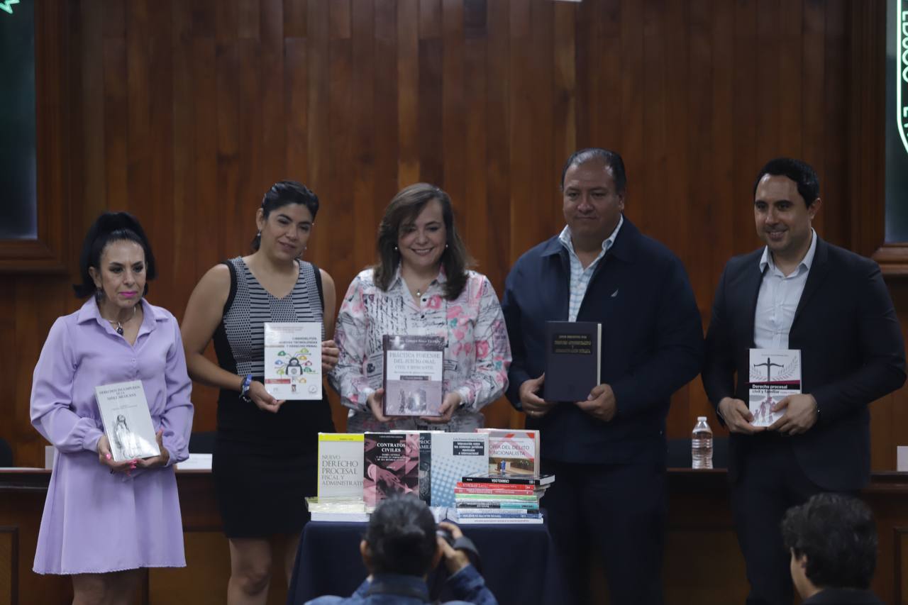 MUNICIPIO DE QUERÉTARO DONA LOTE DE LIBROS A LA FACULTAD DE DERECHO DE LA UAQ