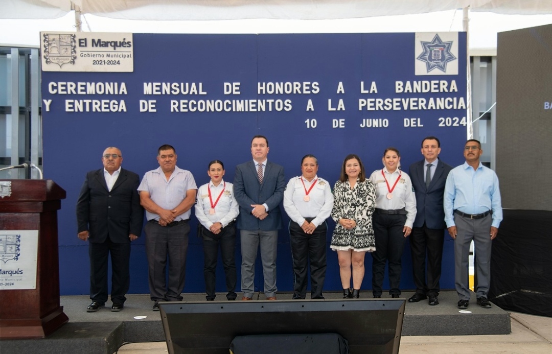 CLAUDIA MARTÍNEZ RECONOCE A POLICÍAS DE EL MARQUÉS POR SU LABOR