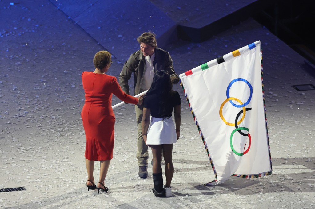 paris entrega a los angeles la bandera olimpica tom cruise realiza espectacular aparicion