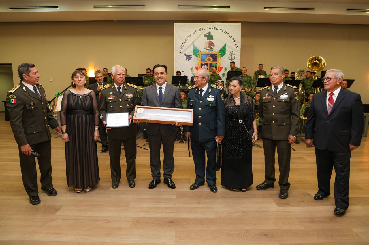 RECIBE LUIS NAVA RECONOCIMIENTO DE LA ASOCIACIÓN DE MILITARES RETIRADOS