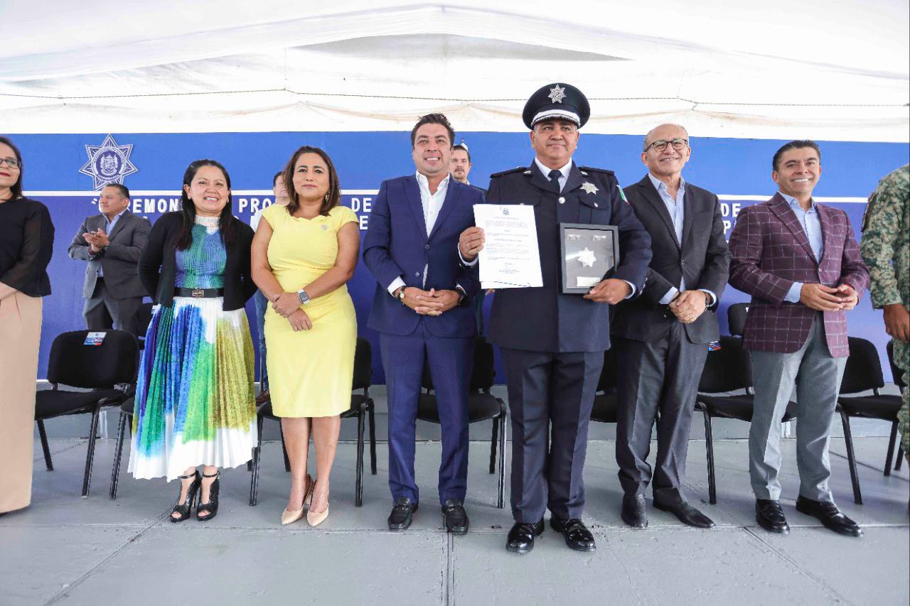 ENTREGAN UNIFORMES Y GRADOS A POLICÍAS DE CORREGIDORA