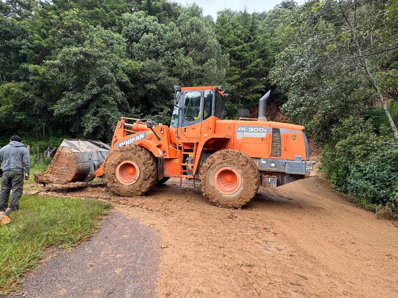 CONTINÚA GOBIERNO DE PINAL DE AMOLES CON REHABILITACIÓN DE CAMINO LLANO DE HUAXQUILICO SAN PEDRO ESCANELA.