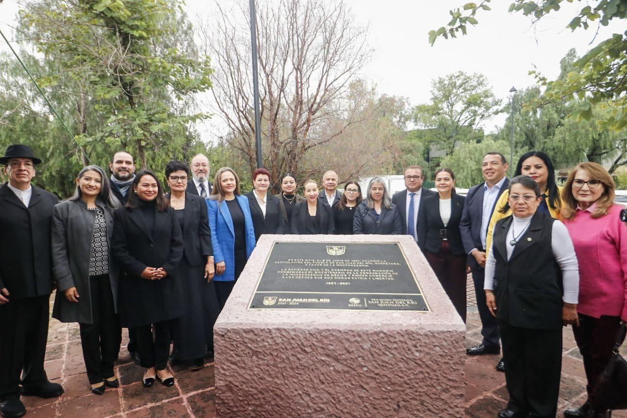 ROBERTO CABRERA DEVELA PLACAS EN EL MARCO DEL 203 ANIVERSARIO DE LA CONSUMACIÓN DE LA INDEPENDENCIA DE MÉXICO