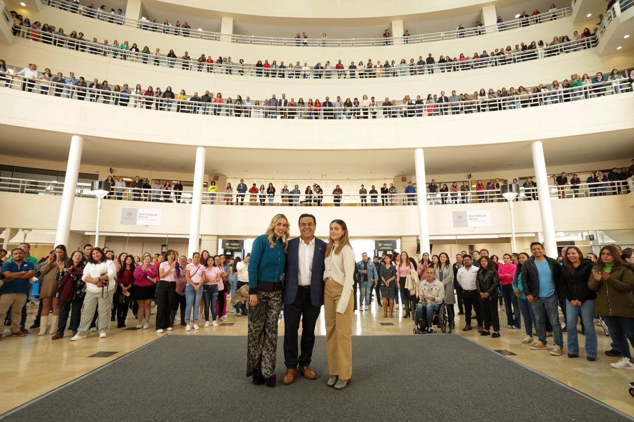 EN EL CENTRO CÍVICO, AGRADECE LUIS NAVA A LAS Y LOS TRABAJADORES DEL MUNICIPIO