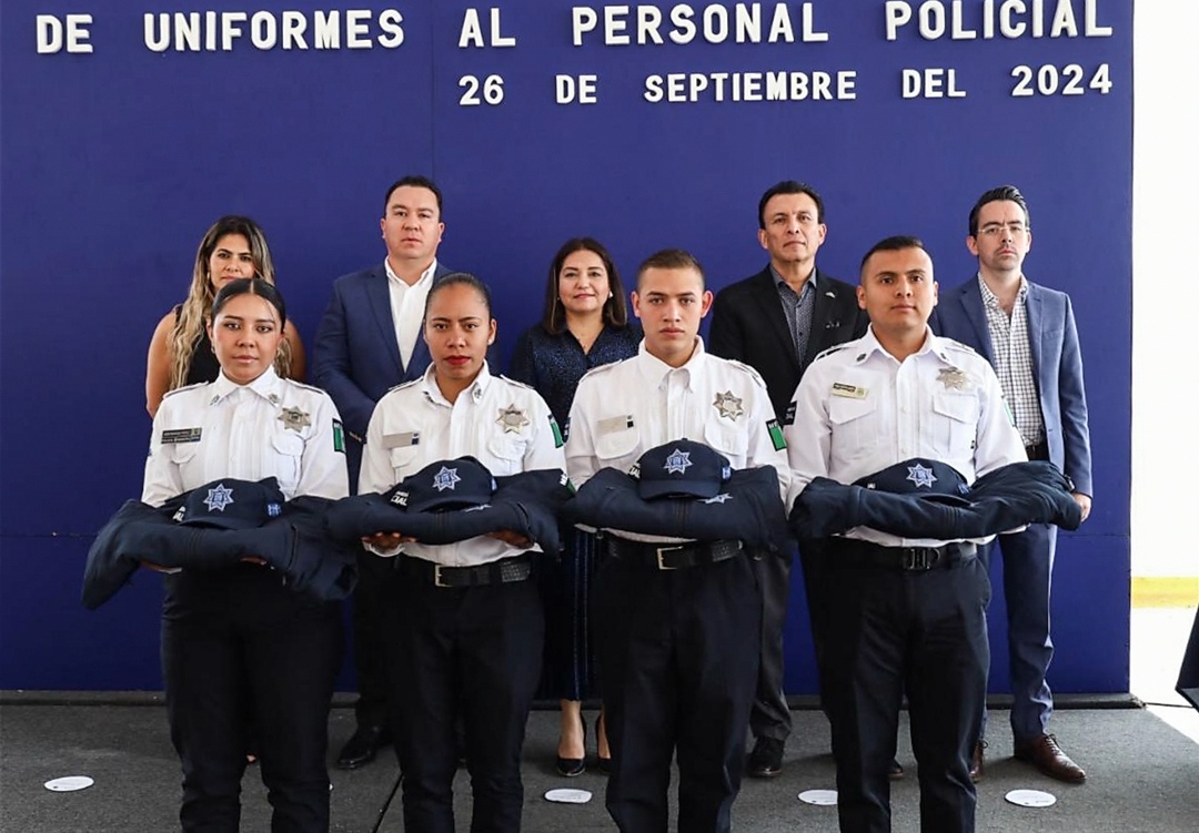 CLAUDIA MARTÍNEZ ENTREGA UNIFORMES A 380 POLICÍAS DE EL MARQUÉS