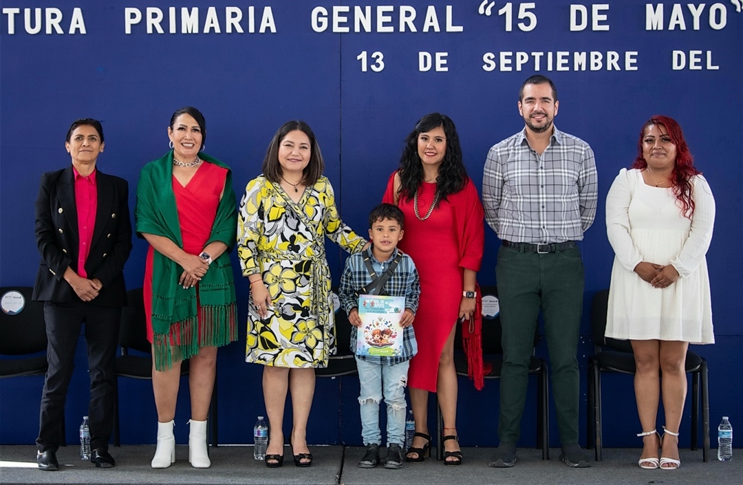 CLAUDIA MARTÍNEZ HACE ENTREGA SIMBÓLICA DE LIBROS, EN ESCUELA NUEVA DE LA CAÑADA