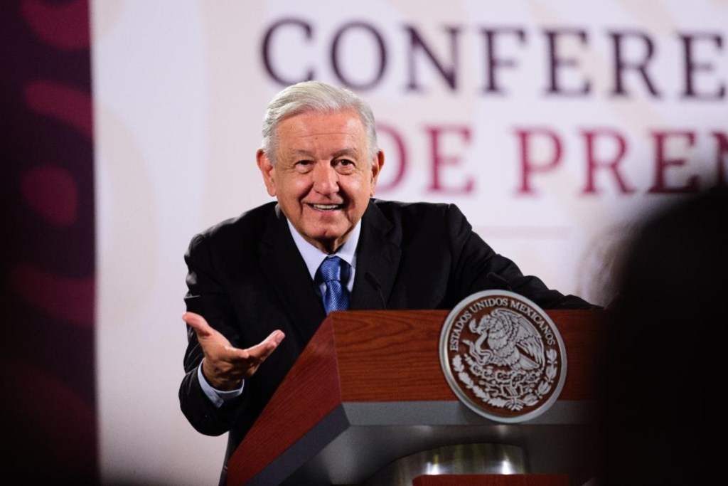 LÓPEZ OBRADOR RENUNCIA A SU MILITANCIA EN MORENA