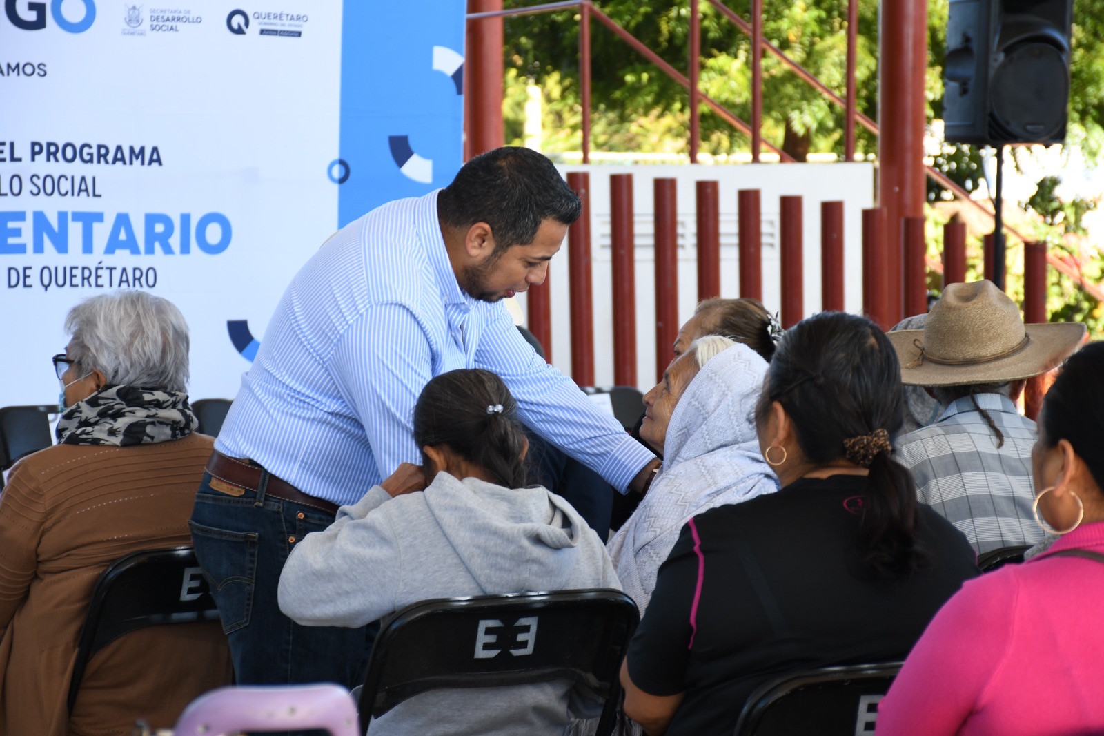 EL PRESIDENTE MUNICIPAL FERNANDO SÁNCHEZ GIL ACOMPAÑÓ AL SECRETARIO DE SEDESOQ LUIS NAVA A LA ENTREGA DE APOYOS DEL PROGRAMA ALIMENTARIO EN LA DELEGACIÓN LA PURISIMA DE ARISTA EN ARROYO SECO