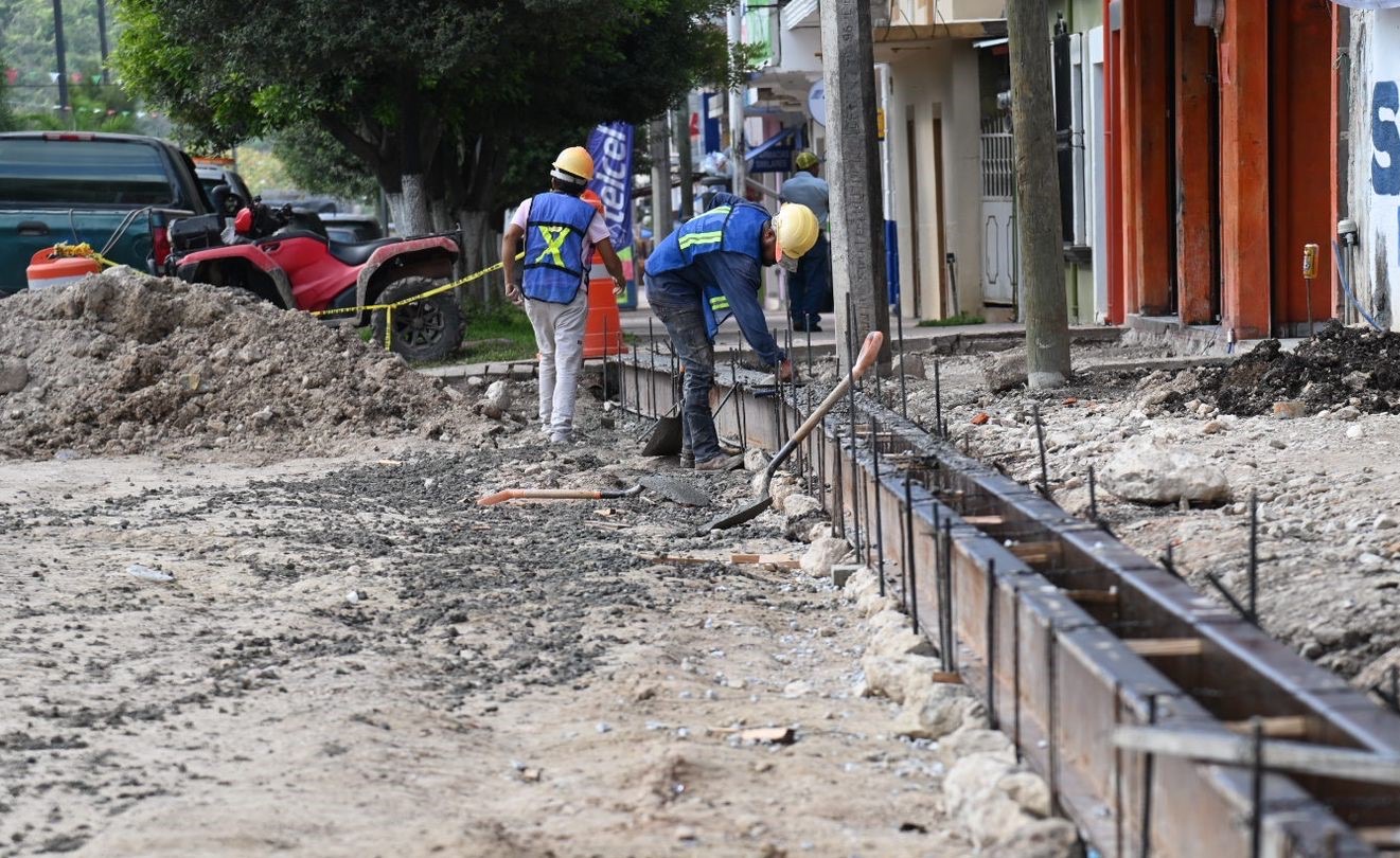 AUTORIDADES ESTATALES SUPERVISANDO OBRA EN LANDA DE MATAMOROS