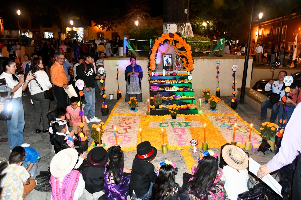 EL PRESIDENTE MUNICIPAL DE JALPAN RUBÉN HERNÁNDEZ Y LA PRESIDENTA DEL SISTEMA MUNICIPAL DIF, CECI UGALDE, PARTICIPARON EN EL CONCURSO DE ALTARES OFRENDA