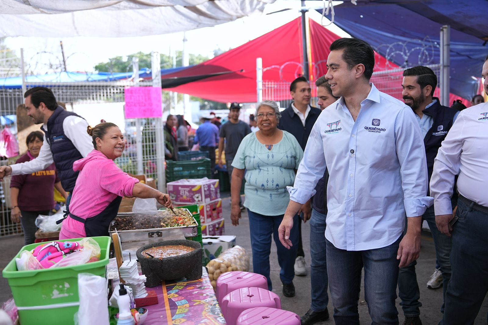 FELIFER MACÍAS SE COMPROMETE A DIGNIFICAR TIANGUIS Y MERCADOS DE QUERÉTARO