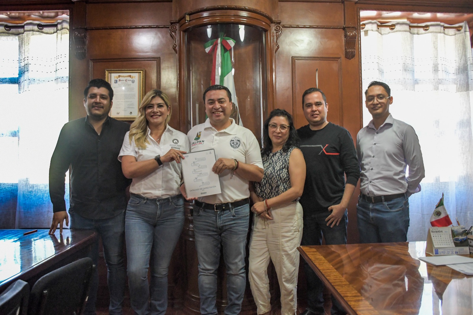 SE REÚNE EL PRESIDENTE MUNICIPAL DE JALPAN RUBÉN HERNÁNDEZ ROBLES CON PERSONAL DE CEDEM.