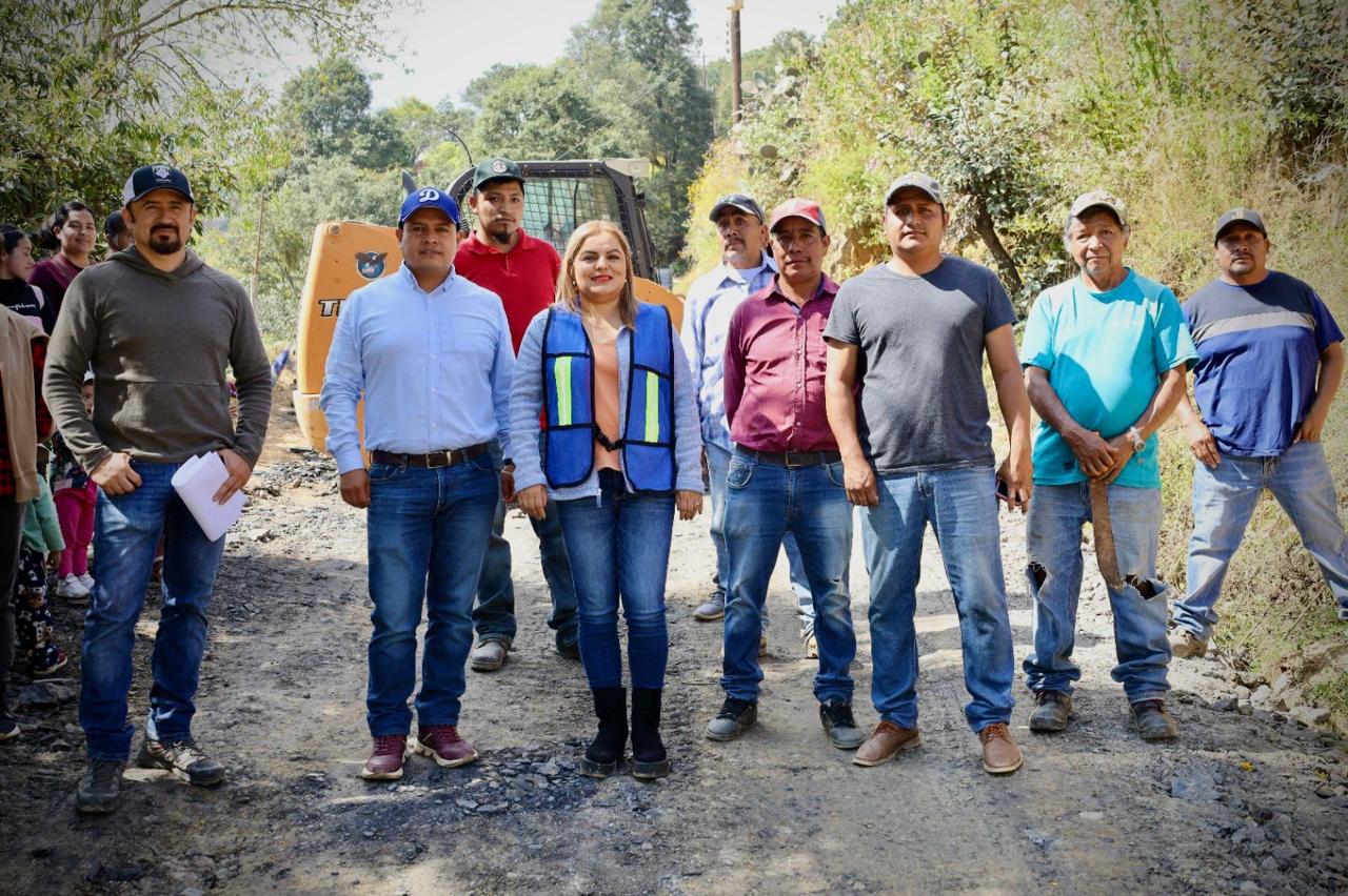 LA PRESIDENTA MUNICIPAL DE PINAL DE AMOLES, LUPITA RAMÍREZ PLAZA, EN EL ARRANQUE DE LA OBRA DE REHABILITACIÓN DEL CAMINO CON CONCRETO HIDRÁULICO EN EL BARRIO PUERTO COLORADO