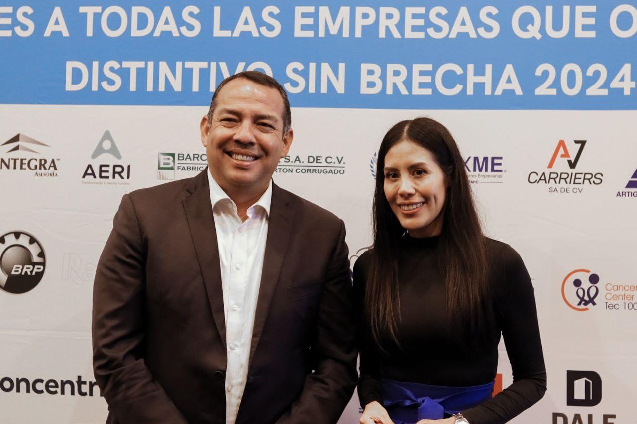 ROBERTO CABRERA RECIBE “DISTINTIVO SIN BRECHA 2024” PARA EL MUNICIPIO DE SAN JUAN DEL RÍO