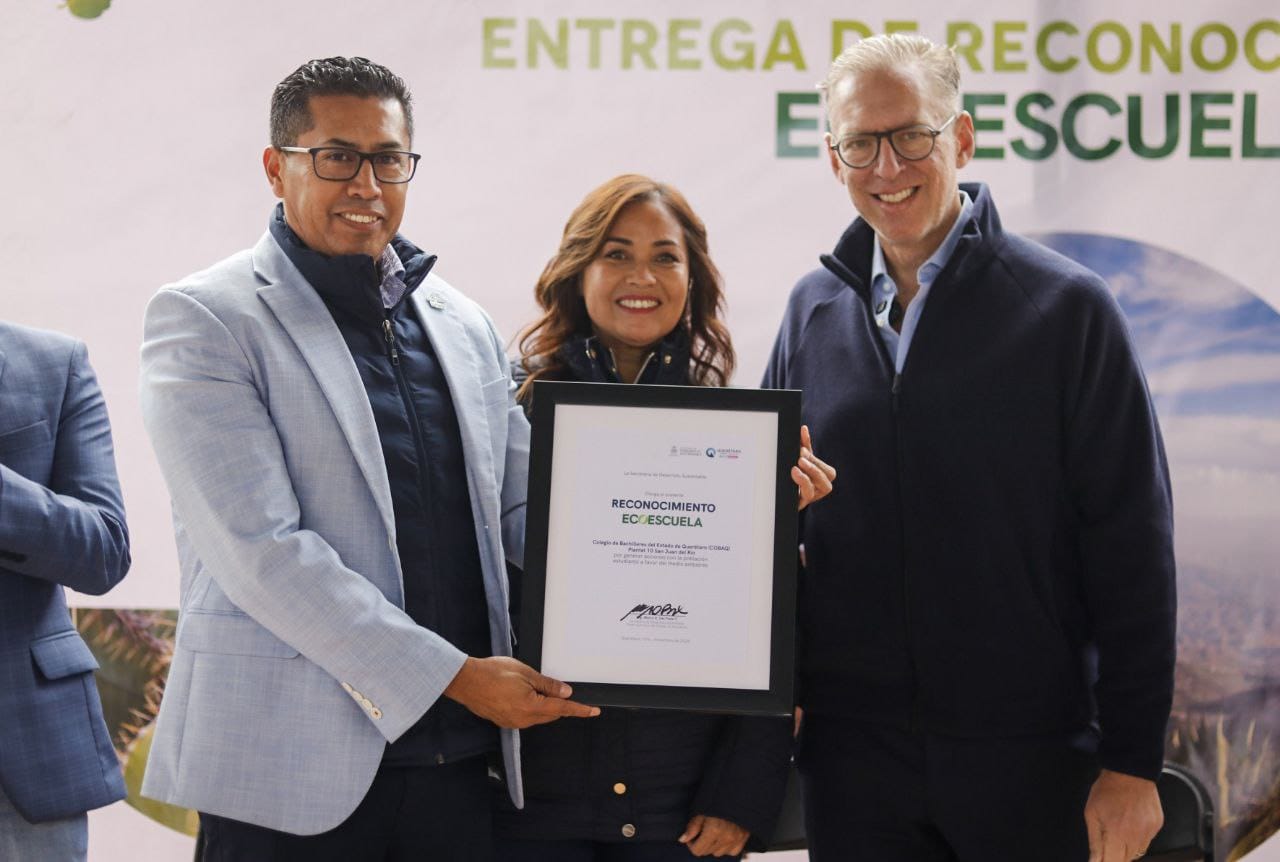 ENTREGAN RECONOCIMIENTO “ECOESCUELA” AL COLEGIO DE BACHILLERES PLANTEL 10 SAN JUAN DEL RÍO