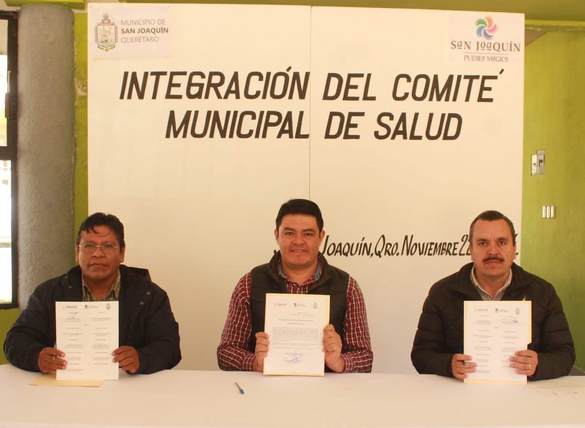 EL PRESIDENTE DEL MUNICIPIO DE SAN JOAQUÍN CARLOS MANUEL LEDESMA FIRMA DEL “ACTA CONSTITUTIVA DEL COMITÉ MUNICIPAL DE SALUD”.