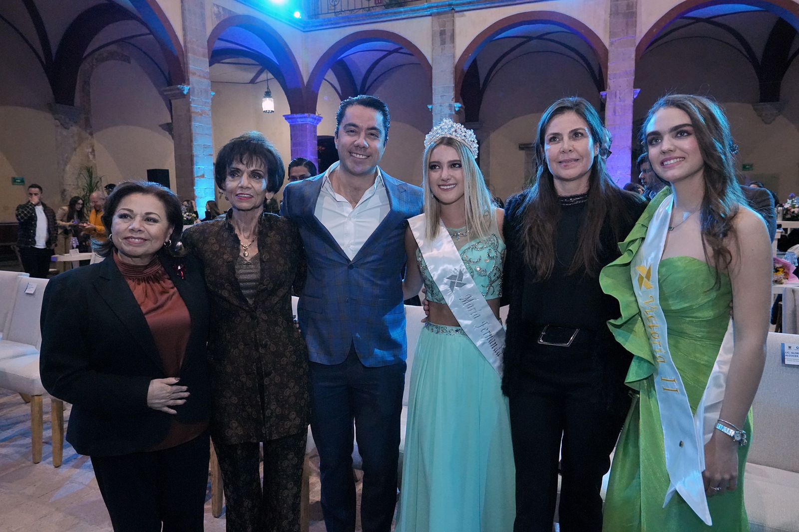 ASISTE FELIFER MACÍAS A LA PROCLAMACIÓN DE LA REINA DE LAS FIESTAS DE NAVIDAD 2024