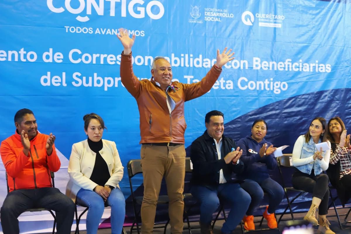 OSCAR PÉREZ PRESIDENTE DE AMEALCO Y EL SECRETARIO DE SEDESQ LUIS NAVA ENTREGAN TARJETAS “CONTIGO”