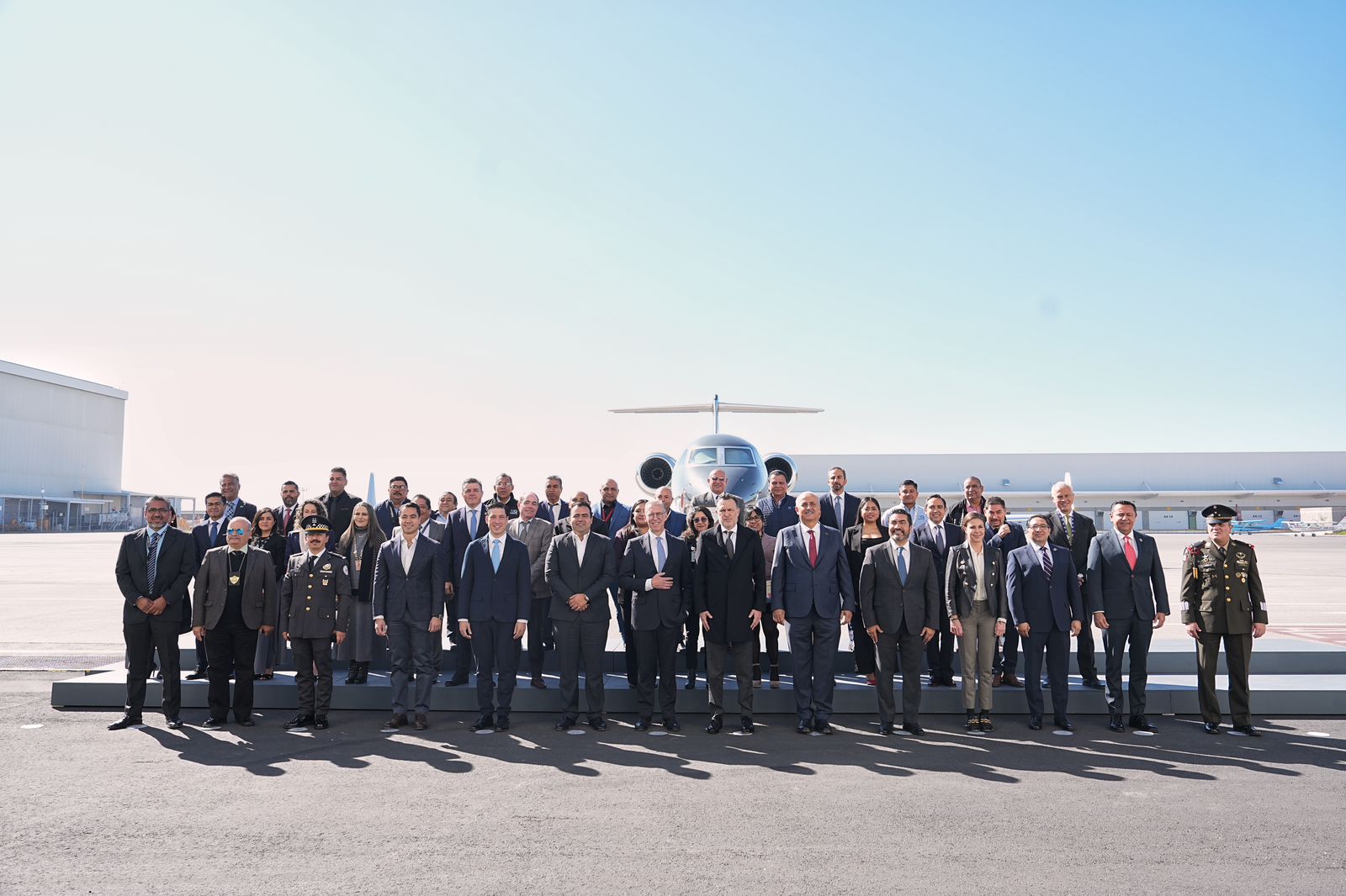 ACOMPAÑA FELIFER MACÍAS AL GOBERNADOR EN EL 20 ANIVERSARIO DEL AEROPUERTO INTERNACIONAL DE QUERÉTARO