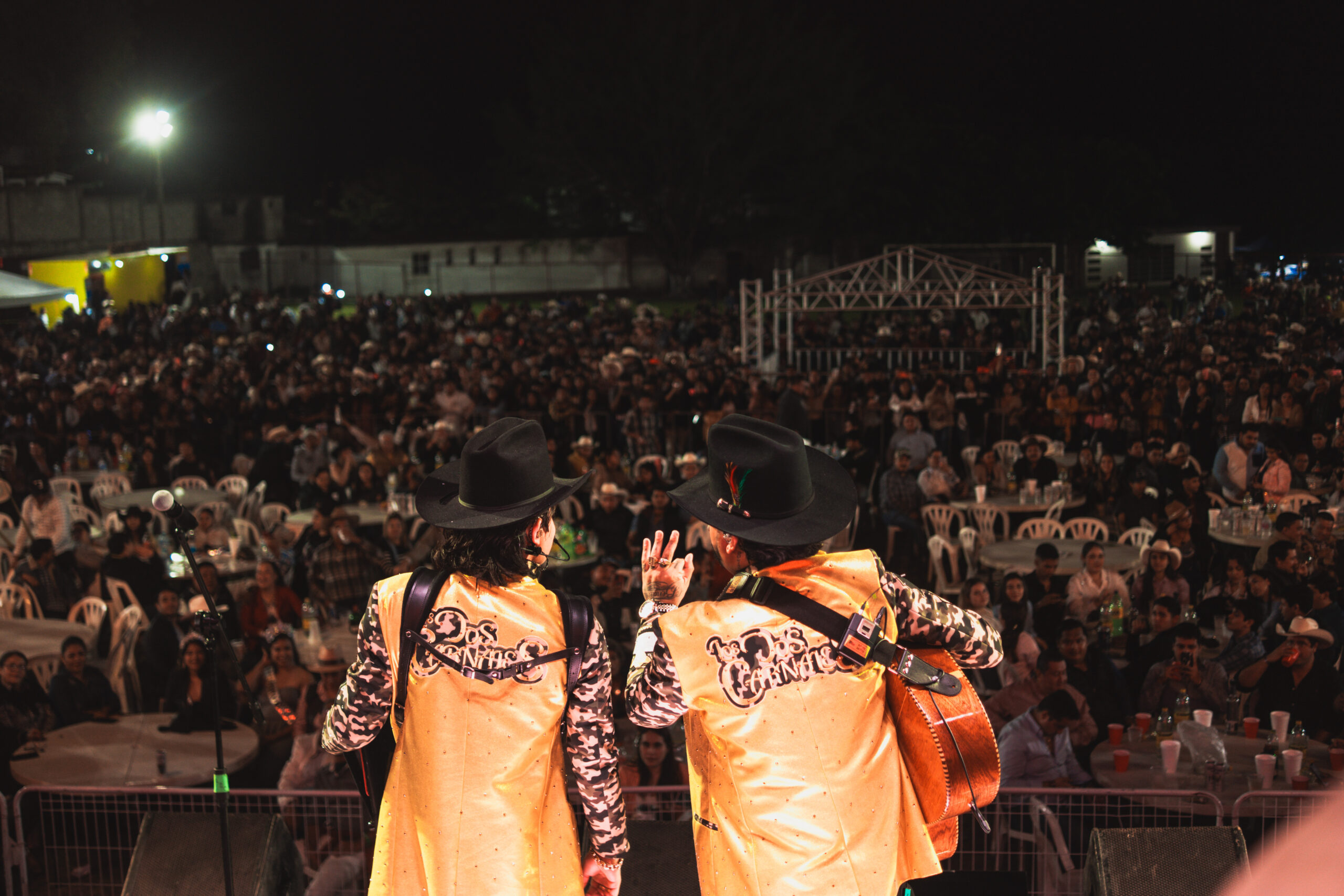 LOS DOS CARNALES CONTINÚAN ROMPIENDO RECORDS CON SU GIRA “MARCANDO TERRITORIO”