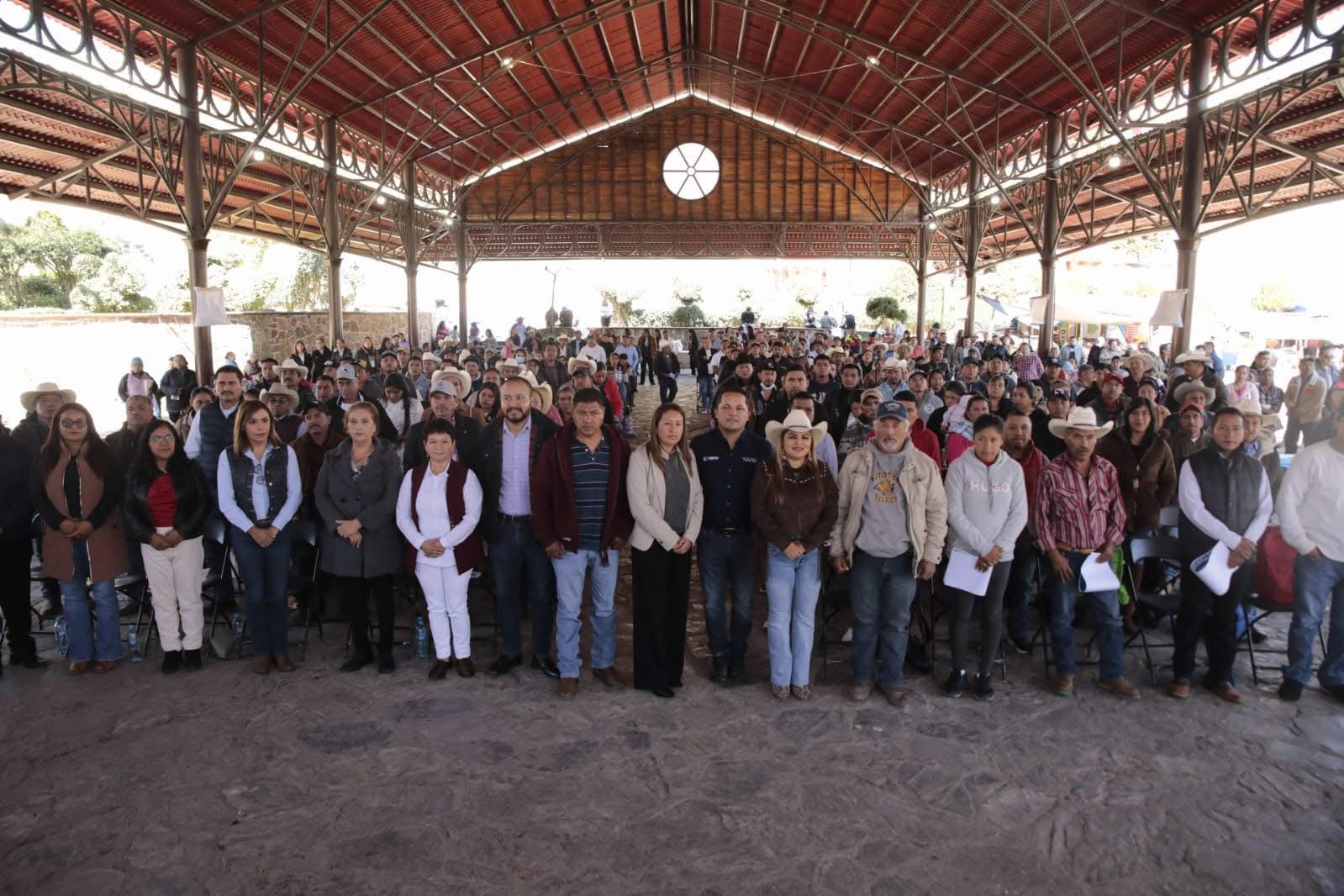 LUPITA RAMÍREZ TOMA PROTESTA A SUBDELEGADOS MUNICIPALES Y LLAMA A LA UNIDAD EN PINAL DE AMOLES.