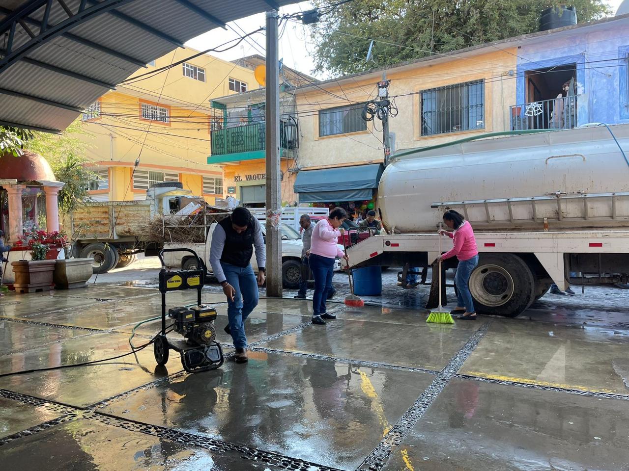 COMERCIANTES DEL MERCADO MUNICIPAL DE JALPAN REALIZAN JORNADA DE LIMPIEZA PROFUNDA EN SUS INSTALACIONES.