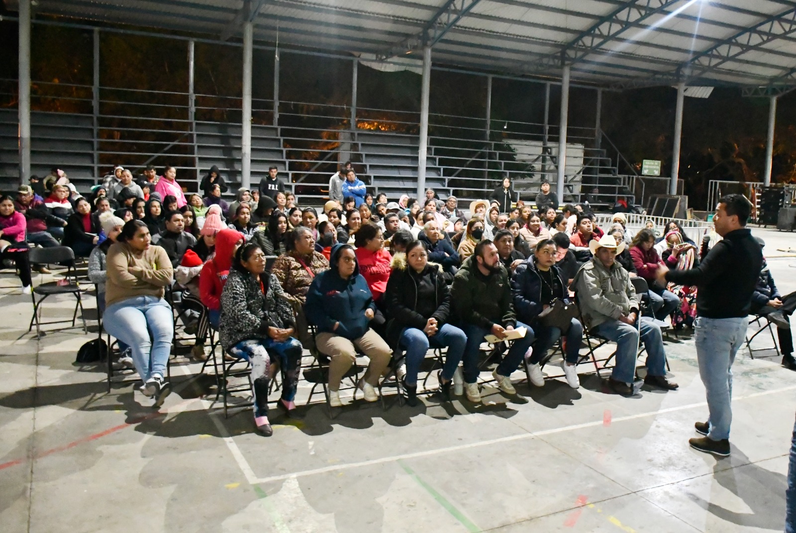 EL ALCALDE RUBÉN HERNÁNDEZ SOSTUVO UN PRIMER ACERCAMIENTO CON LOS TIANGUISTAS DEL MERCADO MUNICIPAL DE JALPAN