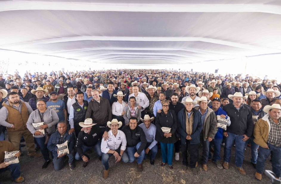 ENCABEZA GOBERNADOR ENTREGA DE APOYOS A PRODUCTORES DEL CAMPO