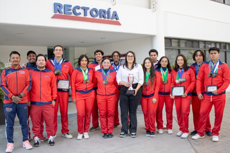 EQUIPO DE NATACIÓN DE UPQ CONQUISTA 262 MEDALLAS EN LIGA ESTATAL