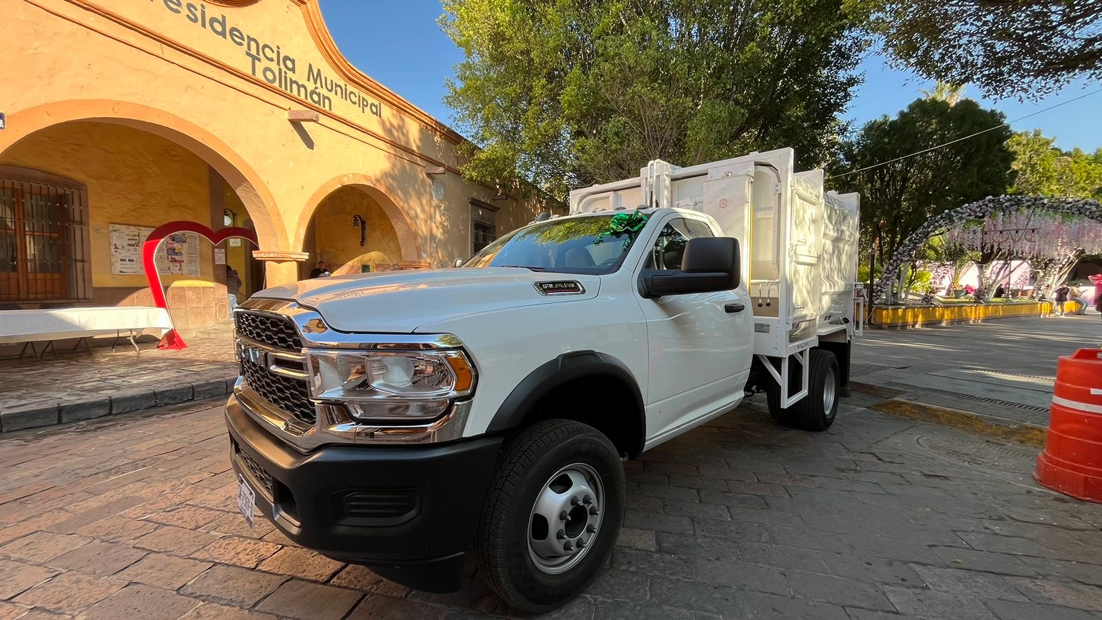 TOLIMÁN RECIBE NUEVO CAMIÓN RECOLECTOR DE BASURA GRACIAS A GESTIONES DE ALEJO SÁNCHEZ PRESIDENTE MUNICIPAL