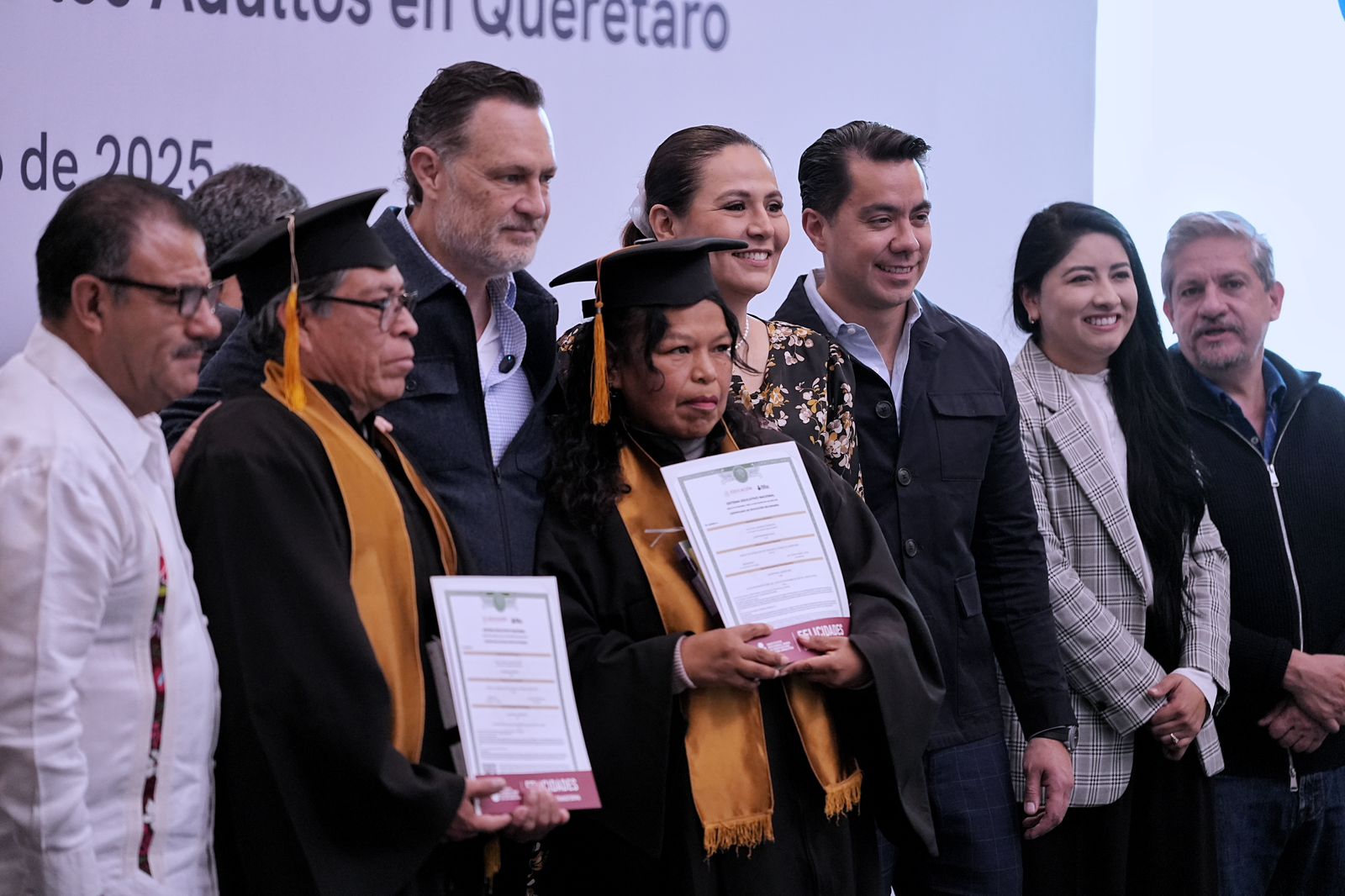 ASISTE FELIFER MACÍAS A LA ENTREGA DE CERTIFICADOS DE PRIMARIA Y SECUNDARIA A EGRESADOS DEL INEA