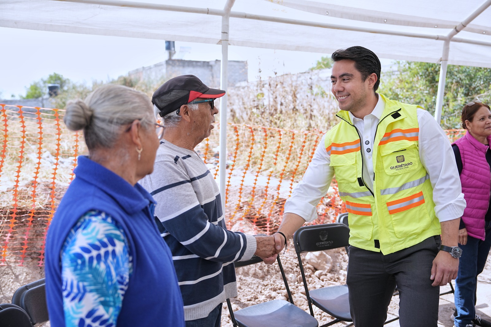 SUPERVISA FELIFER MACÍAS OBRA DE LA CALLE JARDINEROS, EN LA COLONIA PEÑUELAS