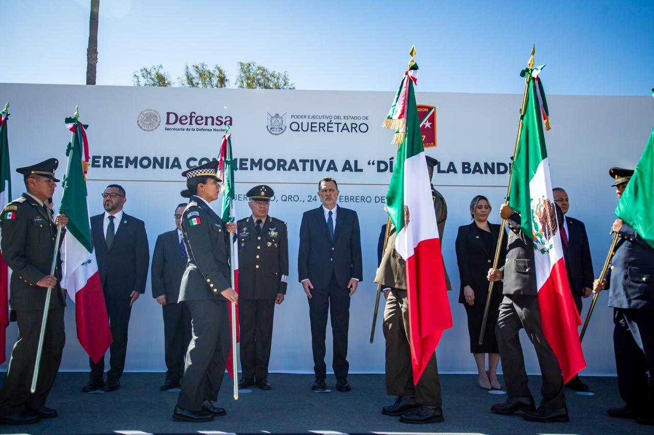 ASISTE GOBERNADOR A CEREMONIA CON MOTIVO DEL DÍA DE LA BANDERA