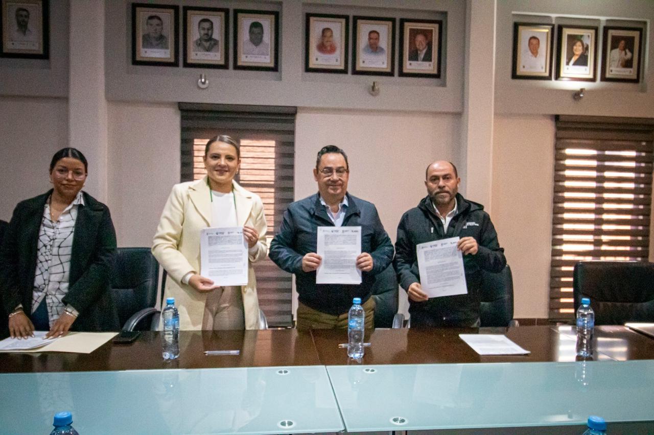 FIRMA YUNI BENÍTEZ CONVENIOS CON LA SESEQ Y LANDA DE MATAMOROS