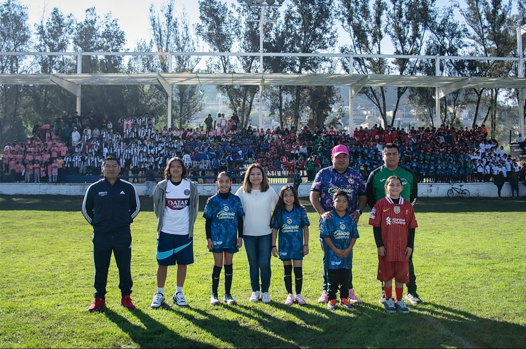 AUTORIDADES DE EL MARQUÉS ENTREGAN UNIFORMES PARA IMPULSAR EL DEPORTE EN LA JUVENTUD