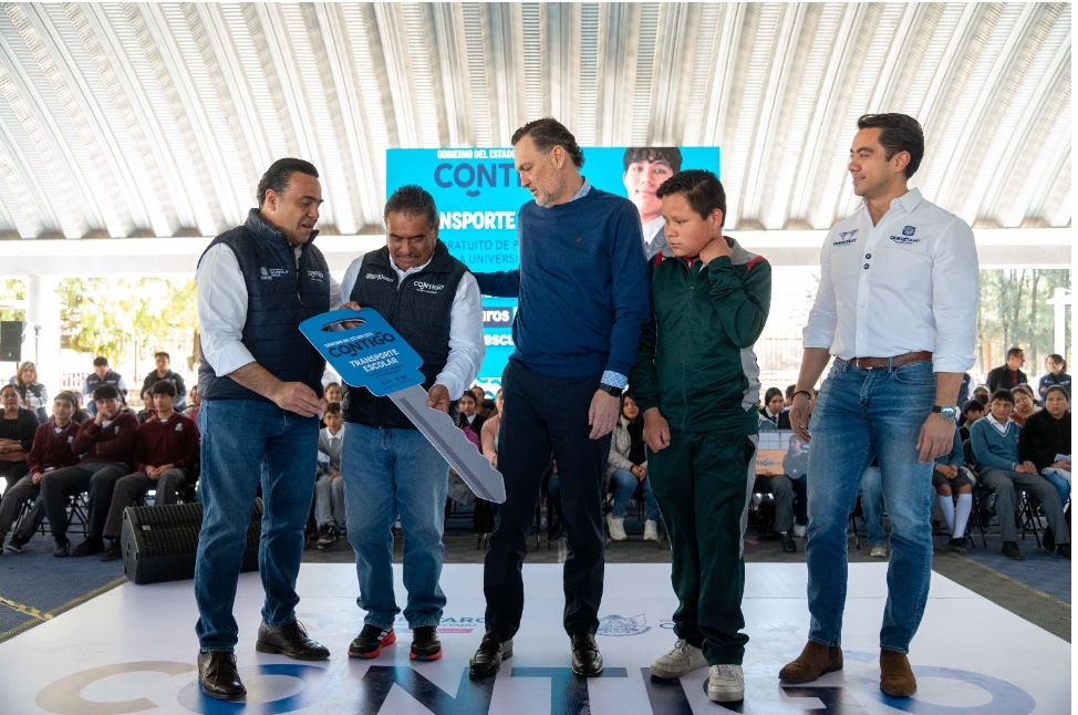 ENTREGA MAURICIO KURI NUEVAS UNIDADES DE TRANSPORTE ESCOLAR