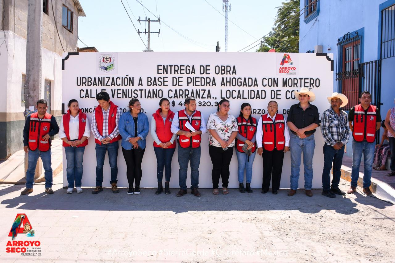 EL GOBIERNO MUNICIPAL DE ARROYO SECO, ENCABEZADO POR EL PRESIDENTE MUNICIPAL, LIC. FERNANDO SÁNCHEZ GIL, ENTREGA OBRA DE URBANIZACIÓN EN CALLE VENUSTIANO CARRANZA, CONCÁ