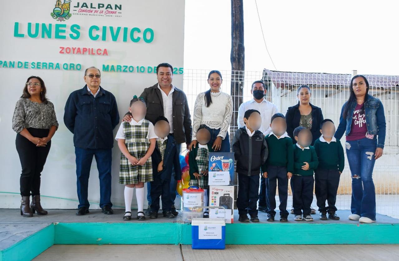 RUBÉN HERNÁNDEZ ENCABEZA LUNES CÍVICO EN ZOYAPILCA Y ENTREGA APOYOS A INSTITUCIONES EDUCATIVAS