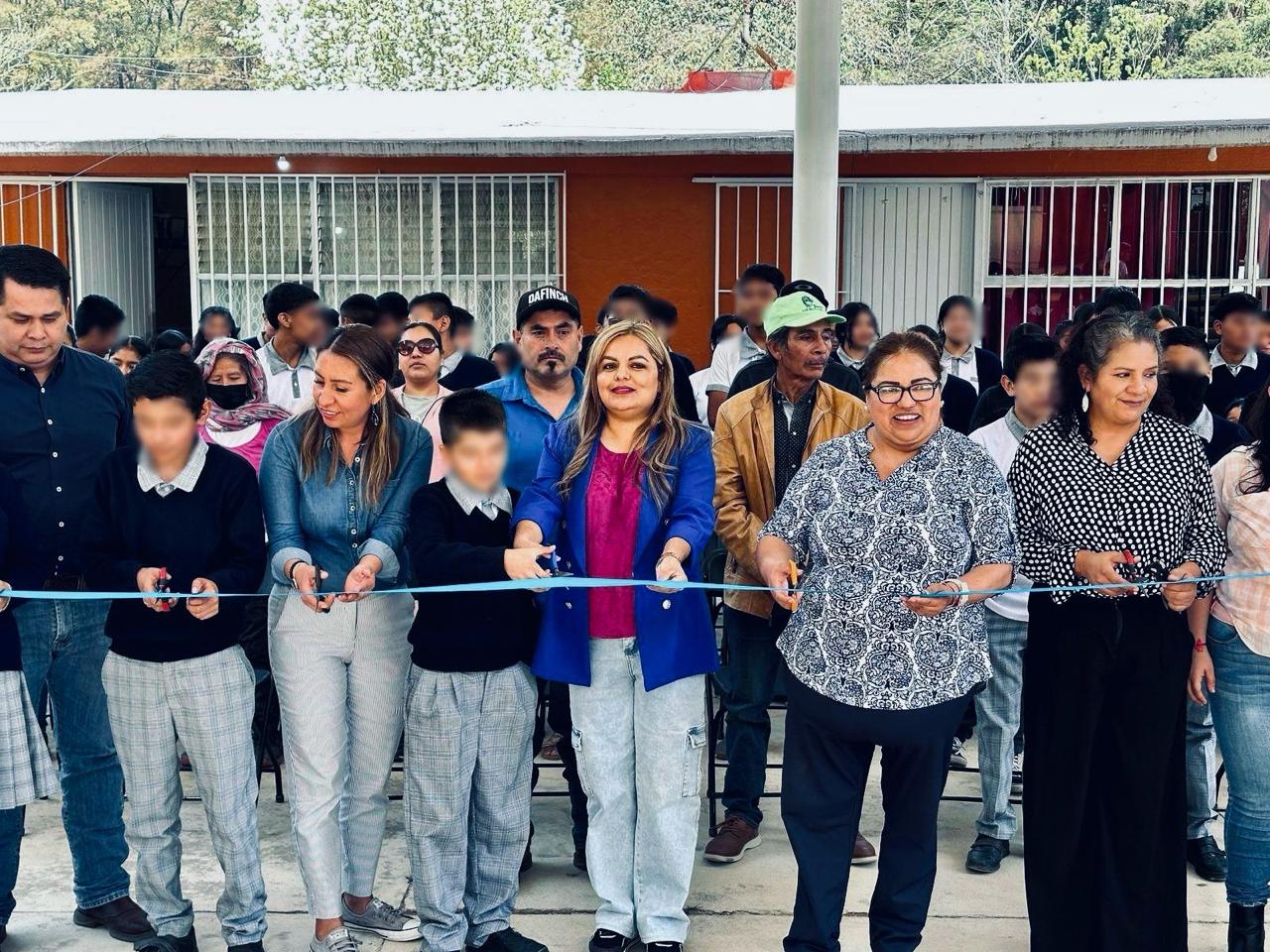 LUPITA RAMÍREZ PLAZA ENTREGA TECHUMBRE EN TELESECUNDARIA DE LLANO DE HUAXQUILICO.