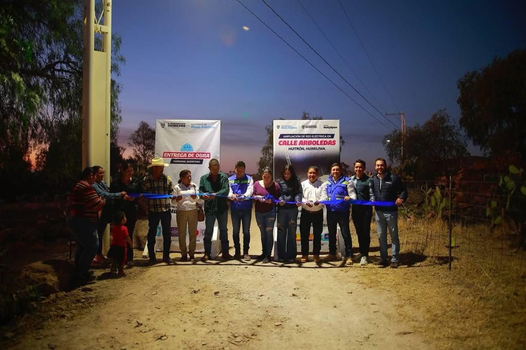 JAIRO MORALES ENTREGA RED ELÉCTRICA Y EL ALUMBRADO EN HUITRÓN, HUIMILPAN