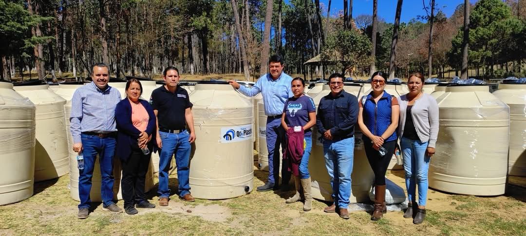 MUNICIPIO DE SAN JOAQUÍN ENTREGA: TINACOS, CALENTADORES SOLARES, KIT DE HERRAMIENTAS Y BOMBAS DE AGUA