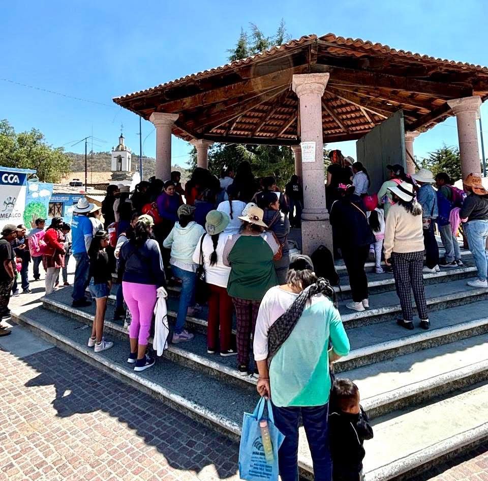 EL PRESIDENTE MUNICIPAL DE AMEALCO, ÓSCAR PÉREZ MARTÍNEZ, EN INTENSA GIRA DONDE DISTRIBUYÓ VEGETALES FRESCOS Y DESPENSAS.