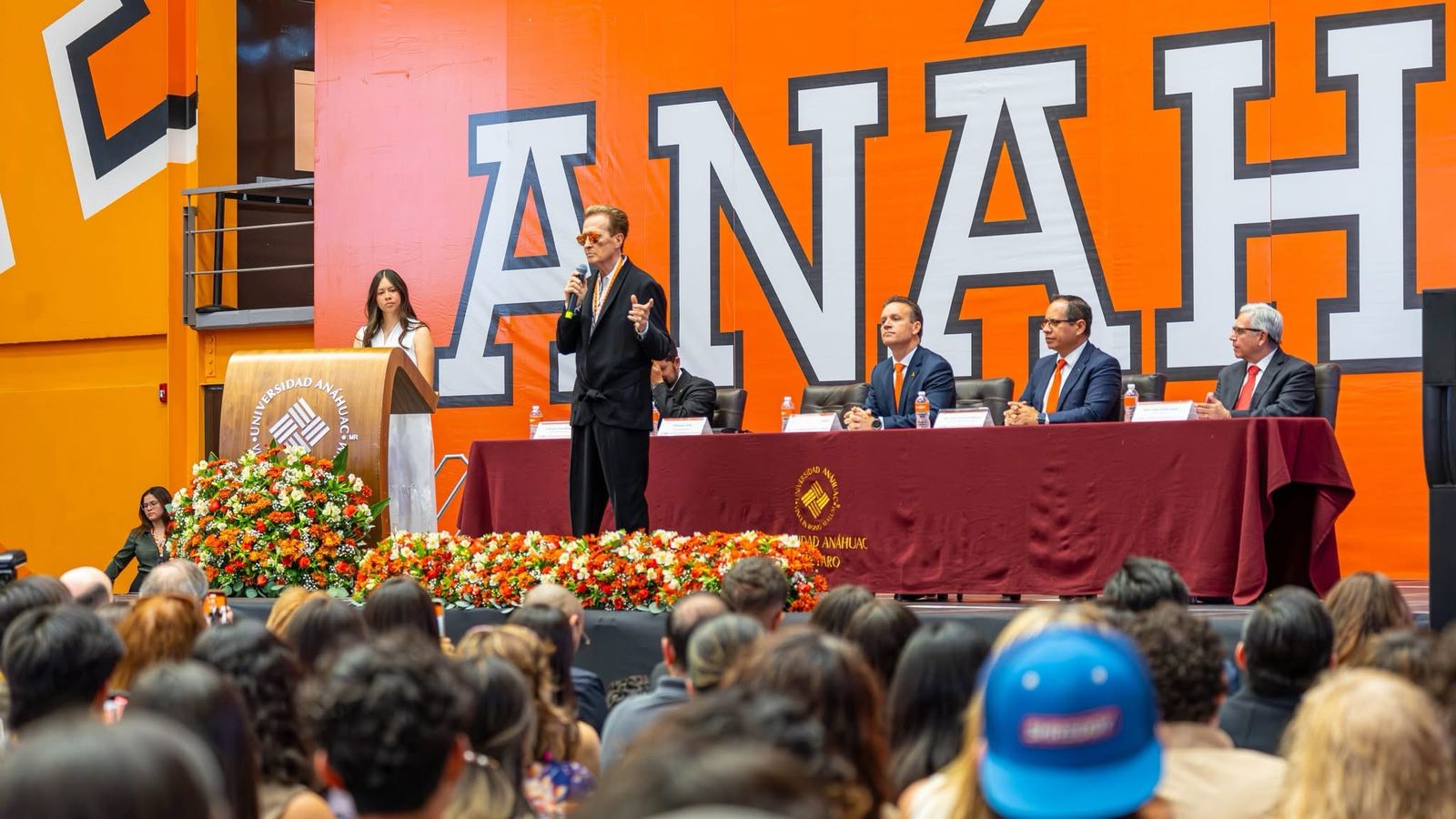 EMMANUEL GALARDONADO CON LA MEDALLA ANÁHUAC.