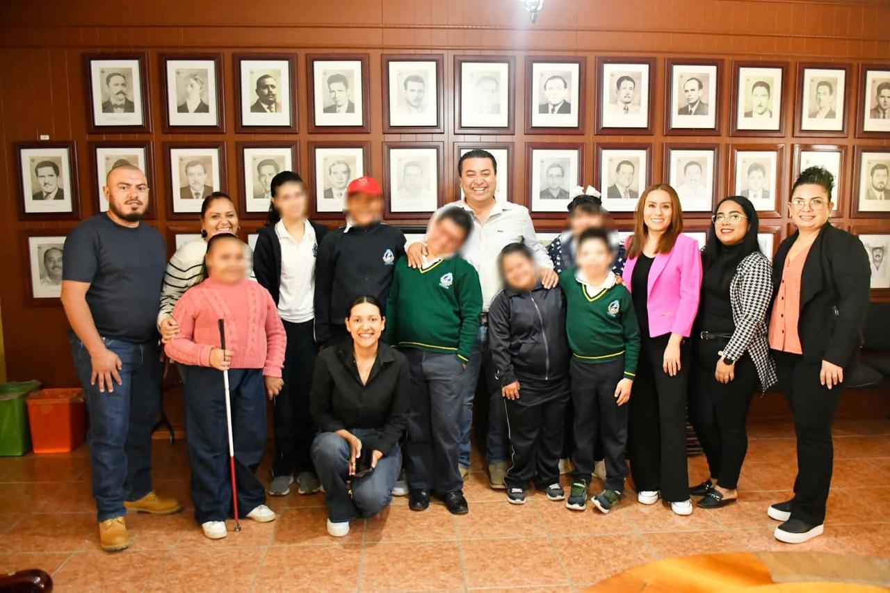 RUBÉN HERNÁNDEZ RECIBE A ESTUDIANTES DEL CAM BICENTENARIO EN EL MUNICIPIO