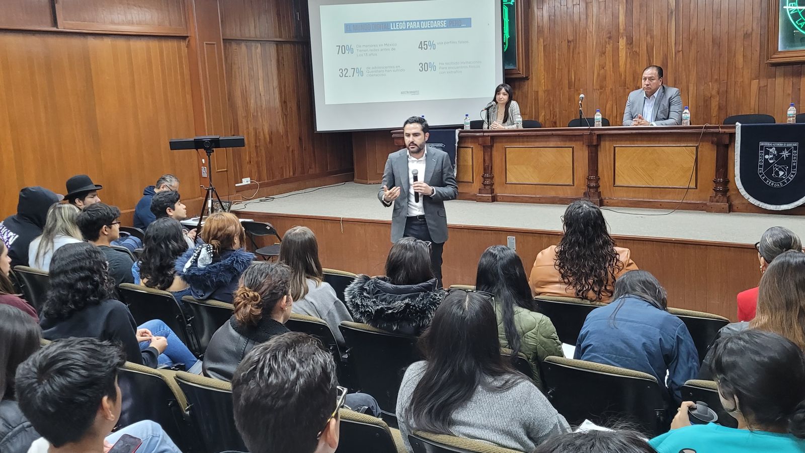 EXPONE AGUSTÍN DORANTES LA LEY KURI EN EL FORO INTERDISCIPLINARIO DE LA FACULTAD DE DERECHO DE LA UAQ